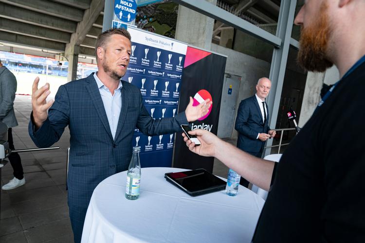 Underdirektør Anders Kern Boye forklarer, hvorfor DR vil transmittere mændenes pokalturneringi fodbold. Foto: Claus Fisker/Ritzau Scanpix