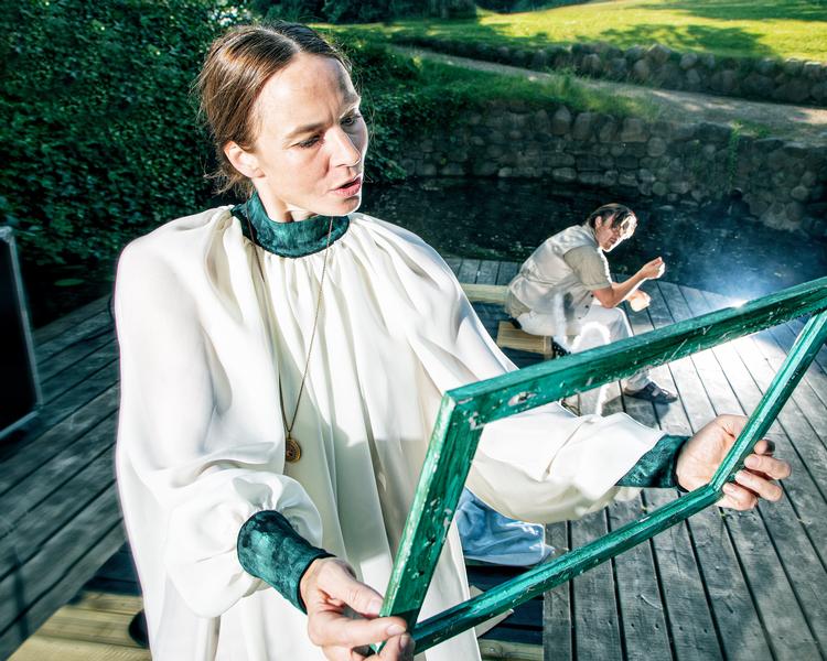 Julie Riis som Anna Ancher, der på nyskabende impressionistisk vis fyldte malerrammen ud med lys. Det må publikum vente med at opleve til den 27. juli, for efter tre spilledage holder 'Annas Verden' pause.  Foto: Per Morten Abrahamsen