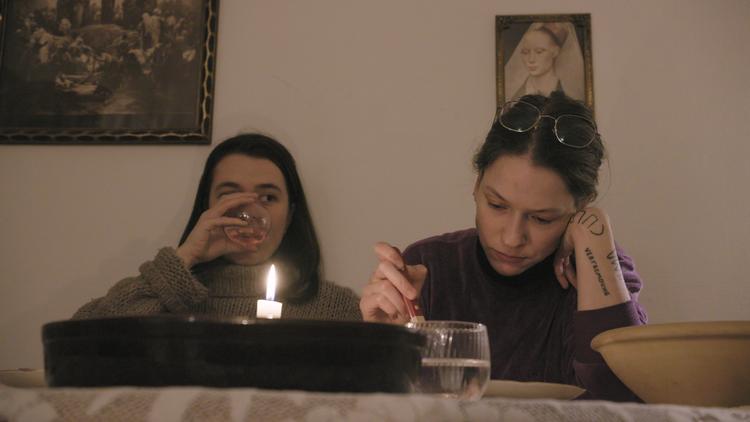 Josefine (tv) og Selma i filmen 'Nattens smil'. 