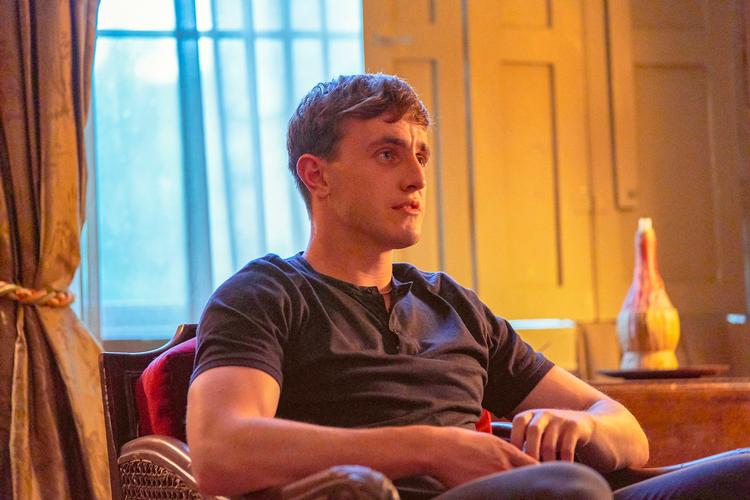 Paul Mescal, der spiller den mandlige hovedrolle som Connell Waldron, ses her i en scene fra 'Normale mennesker', der kan ses på dr.dk/tv.  Foto: Endeavor Content