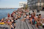 Livet i København er rykket fra lejlighederne og ud på gaden og i vandet. Til gene for mange beboere,  når festen og Soundboksen kører til midt om natten.  Arkivfoto:  Emma Sejersen