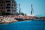 Sådan så Sandkaj i Nordhavn ud i pinsen. Men beboerne er nu så trætte af spontane fester, at de har ansat egne 'sikkerhedsværter'. Og 
nu overvejer Københavns Kommune at sætte ekstra hjælp ind på alle festramte områder.  Foto: Anthon Unger