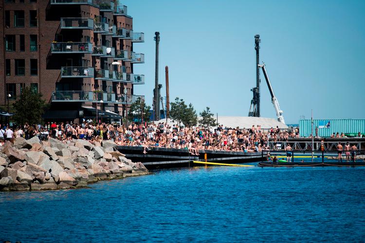 Sådan så Sandkaj i Nordhavn ud i pinsen. Men beboerne er nu så trætte af spontane fester, at de har ansat egne 'sikkerhedsværter'. Og 
nu overvejer Københavns Kommune at sætte ekstra hjælp ind på alle festramte områder.  Foto: Anthon Unger