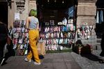 Mundbind sælges i denne butik i det centrale Stockholm.  Foto: Tt News Agency/Ritzau Scanpix