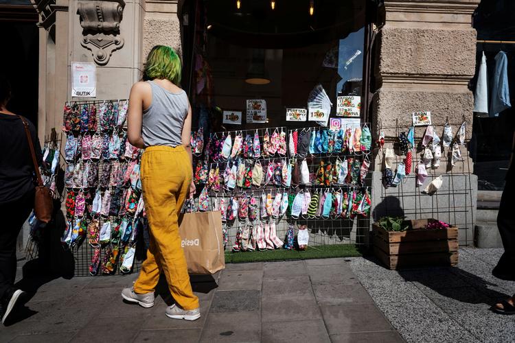 Mundbind sælges i denne butik i det centrale Stockholm.  Foto: Tt News Agency/Ritzau Scanpix
