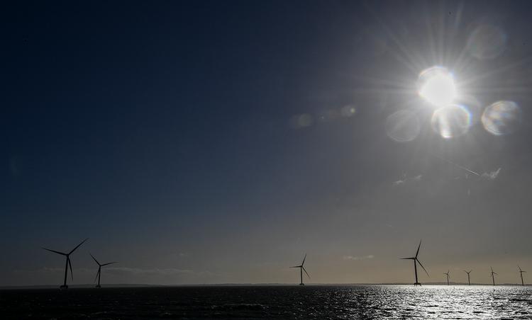Havvindmøller er langt dyrere end at sætte vindmøller og solceller op på land.   Foto: Ernst van Norde