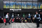 38 AaB-fans blev frihedsberøvet uden for stadion efter tumult med politiet.  Foto: Lars Poulsen/POLFOTO