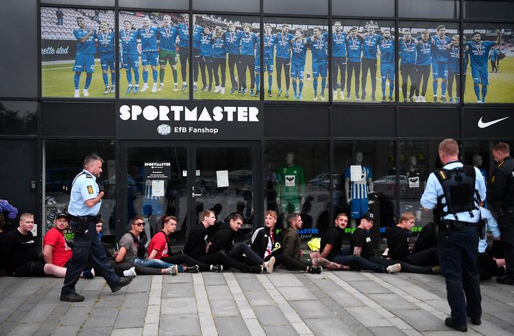 38 AaB-fans blev frihedsberøvet uden for stadion efter tumult med politiet.  Foto: Lars Poulsen/POLFOTO
