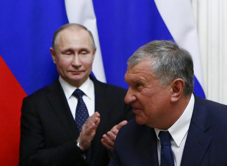 Præsident Putin og hans hidtidige højrehånd, Igor Sjetin ('Ruslands Darth Vader'), er begge rundet af den sovjetiske efterretningstjeneste KGB. Foto: Sergei Karpukhin/Ritzau Scanpix