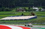   Sikkerhedsbilen tager en runde på Red Bull Ring.  Tribunerne vil også være tomme, når løbet skydes i gang. Foto: Leonhard Foeger/Ritzau Scanpix