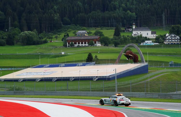   Sikkerhedsbilen tager en runde på Red Bull Ring.  Tribunerne vil også være tomme, når løbet skydes i gang. Foto: Leonhard Foeger/Ritzau Scanpix