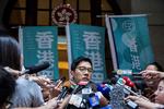 Demokratiaktivister Nathan Law ses her tale med medier uden for Hongkongs højesteret. Efter ny sikkerhedslov er trådt i kraft er han flygtet ud af Hongkong.  Foto: Isaac Lawrence/Ritzau Scanpix