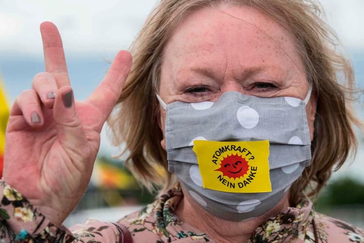     V-tegn for sejr. Ikke alene lukkede atomkraftværket Fessenheim i Alsace 29. juni. Men dagen før havde De Grønne i Frankrig vundet borgmesterposter i rød-grønne alliancer i Frankrigs største by, og nu lover præsident Macron en grønnere linje. Foto: Sebastien Bozon/Ritzau Scanpix
