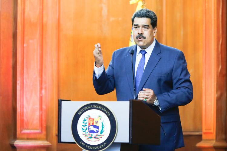 Præsident, Nicolas Maduro, sagde mandag, EU-ambassadør Isabel Brilhante Pedrosa 72 timer til at forlade landet. Den udmelding kom, efter at EU havde annonceret sanktioner mod 11 venezuelanske embedsmænd. Men nu trækker Maduro i land og tillader alligevel ambassadøren at blive.  Foto: Miraflores Palace/Ritzau Scanpix