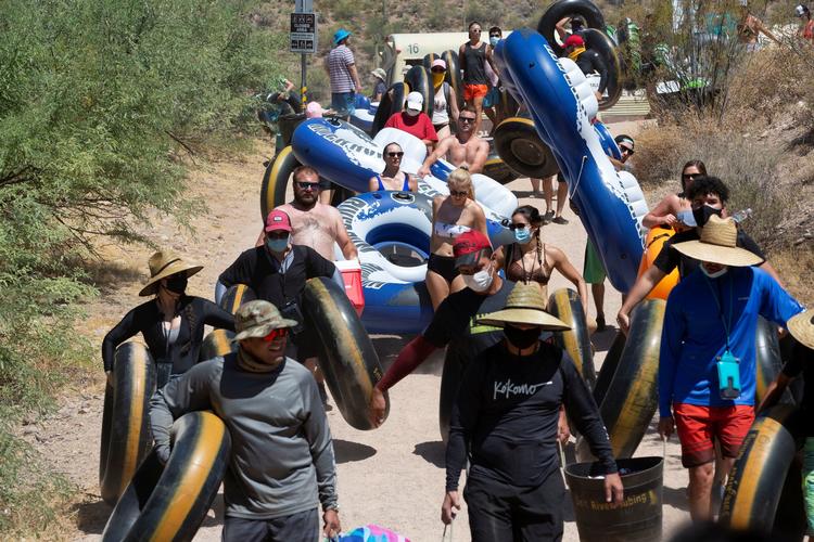 Arizona er et af de hårdest ramte områder i den genopblussen af corona, som USA oplever. Billedet er fra 27. juni, hvor mange mennesker valfarter til Salt River.  Foto: Cheney Orr/Ritzau Scanpix