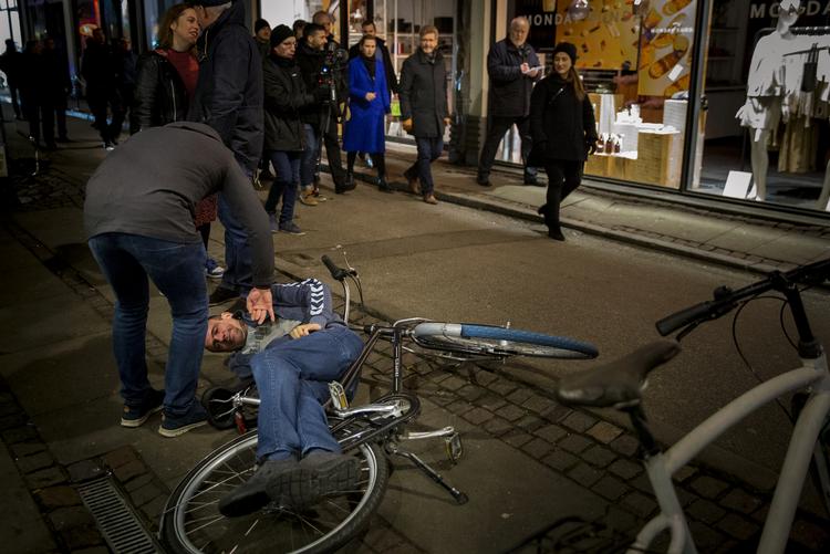 Få dage før nedlukningen af Danmark var statsminister Mette Frederiksen og Københavns overborgmester, Frank Jensen, i Indre By i København for at få en føling med nattelivet, som på det tidspunkt blev beskrevet som meget voldsomt visse steder.  Foto: Mads Nissen/POLFOTO