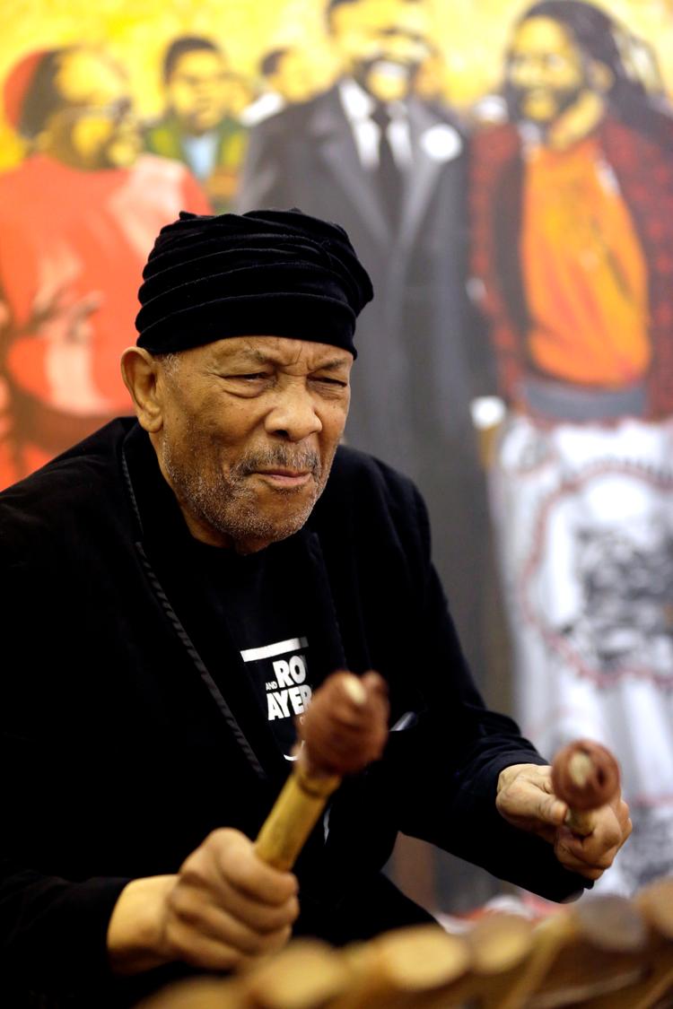 Han er ikke decideret i hopla, Roy Ayers. Man kan godt mærke, at alderen er begyndt at trykke. Men næsen for interessante kompositioner og arrangementer fejler intet. Her ses vibrafonisten under en koncert i 2017.  Foto: Themba Hadebe/Ritzau Scanpix