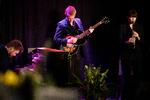 Guitaristen Spencer Gross flankeret af Lars Emil Riis Madsen og Carolyn Goodwin  torsdag aften på Christianshavn. Foto: Mikkel Hørlyck/POLFOTO