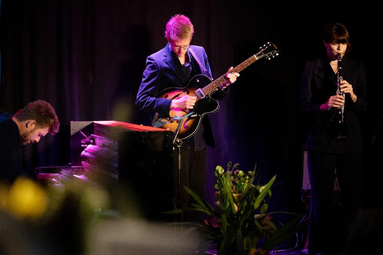 Guitaristen Spencer Gross flankeret af Lars Emil Riis Madsen og Carolyn Goodwin  torsdag aften på Christianshavn. Foto: Mikkel Hørlyck/POLFOTO