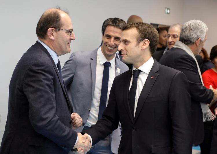     Emmanuel Macron sammen med sin nye premierminister, der er kendt for at være en problemknuser. Det får præsidenten brug for med en social og økonomisk krise forude. Foto: Pool New/Ritzau Scanpix