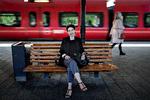 Den daglige pendling fra Østerport fortsætter. I slutningen af marts blev Elise Starcke ellers sagt op, fordi hendes firma var ramt af coronakrisen, men inden opsigelsesperioden var løbet ud, er fyresedlen revet i stykker. Foto: Martin Lehmann/POLFOTO