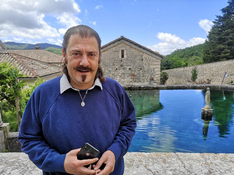 Den 44-årige brite Benjamin Harnwell bor alene på det 800-år gamle Trisulti kloster, som ligger syd-øst for Rom. Han er flyttet ind, fordi det er her, han skal starte det politiske akademi, ‘Academy for the Judeo-Christian West’. Foto: Martin Bjørck
