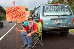     Den pensionerede lastbilchauffør og skuffede republikaner Mike Harris demonstrerer før præsidentens besøg i Mount Rushmore i North Dakota. Det store flertal af præsidentens kernevælgere stemmer ham dog fortsat, men selv blandt dem breder tvivlen sig. Foto: Scott Olson/Ritzau Scanpix