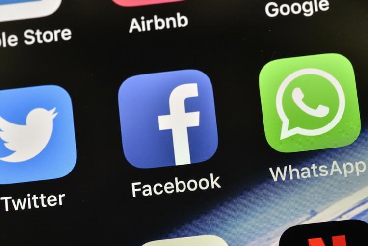 En video af to drenge på cirka ti år bliver delt på sociale medier. Men det kan være strafbart, siger politiet. Foto: Martin Meissner/Ritzau Scanpix