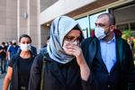 Jamal Khashoggis forlovede, Hatice Cengiz, forlader retten i Tyrkiet efter at have vidnet på første dag i sagen om drabet på Khashoggi. 
 Foto: Ozan Kose/Ritzau Scanpix