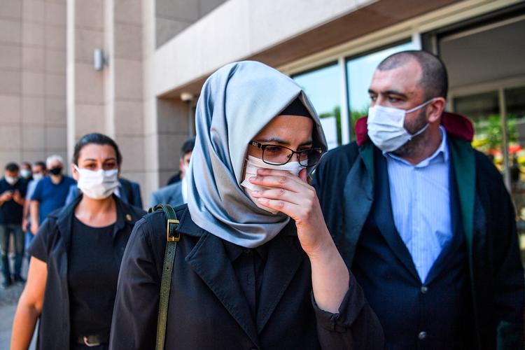 Jamal Khashoggis forlovede, Hatice Cengiz, forlader retten i Tyrkiet efter at have vidnet på første dag i sagen om drabet på Khashoggi. 
 Foto: Ozan Kose/Ritzau Scanpix