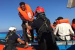 En migrant hjælpes ombord på skibet Ocean Viking cirka 55 kilometer ud for den italienske ø Lampedusa. Skibet har været på havet i næsten to uger med overlevende migranter, der er samlet op i Middelhavet.
Situationen om bord er desperat blandt en del af migranterne. Foto: Shahzad Abdul/Ritzau Scanpix