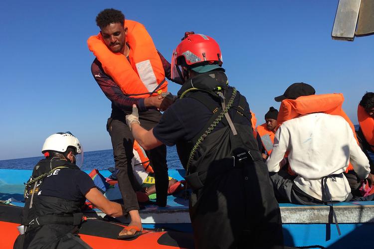 En migrant hjælpes ombord på skibet Ocean Viking cirka 55 kilometer ud for den italienske ø Lampedusa. Skibet har været på havet i næsten to uger med overlevende migranter, der er samlet op i Middelhavet.
Situationen om bord er desperat blandt en del af migranterne. Foto: Shahzad Abdul/Ritzau Scanpix