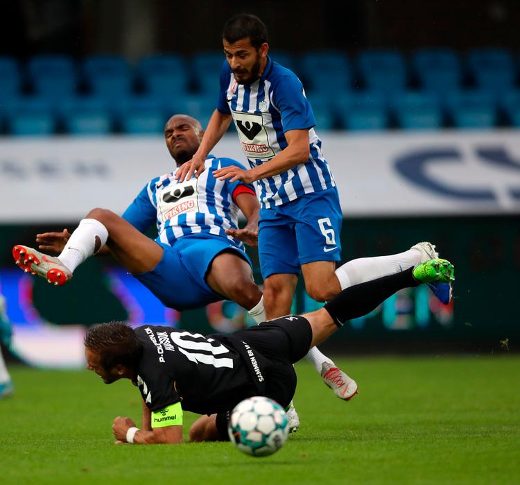Esbjergs Rodolph Austin (tv.) fik en advarsel og Horsensmålscorer Hallur Hansson fik et trælår og udgik, da de to anførere kolliderede.  Foto: Frank Cilius/Ritzau Scanpix