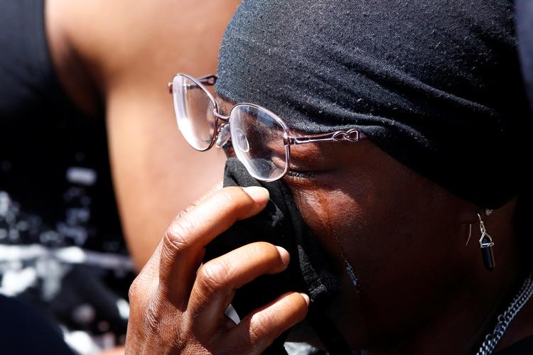 Elijah McClains mor,    Sheneen, ses her under en mindehøjtidelighed for sin søn. Foto: Kevin Mohatt/Ritzau Scanpix