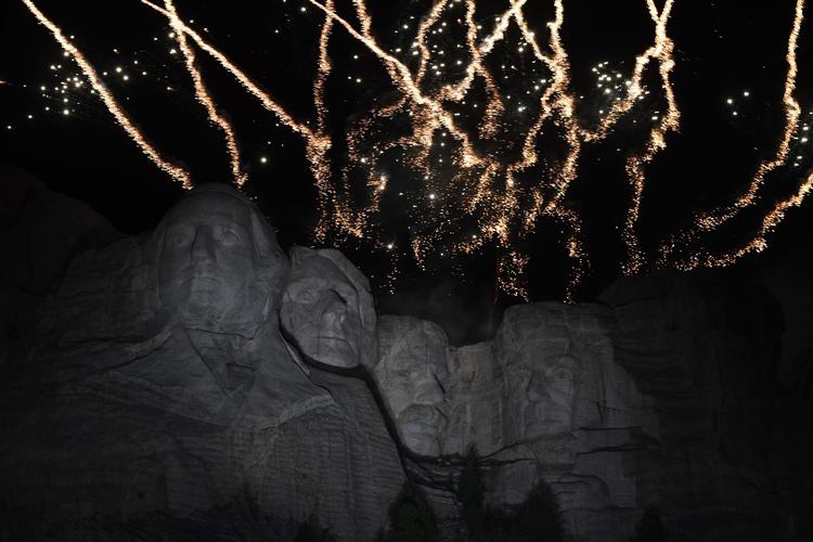 Fyrværkeri har været forbudt ved Mount Rushmore siden 2011, men i nat var det tilbage. Foto: Saul Loeb/Ritzau Scanpix