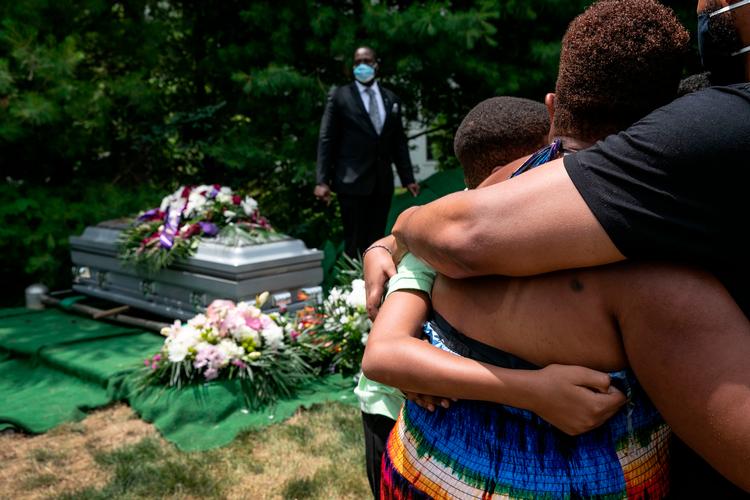 Farvede familier i USA er statistisk set hårdere ramt af covid-19 i USA både, hvad angår antallet af smittede og antal døde. Her begraves en 39-årig mand i Rye i New York, kort efter at familien også har mistet mandens far til covid-19. Foto: John Moore/Ritzau Scanpix