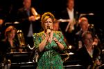 Sinne Eeg var vidunderligt velsyngende foran et skarpt og versatilt DR Big Band. Foto: Martin Rosenauer