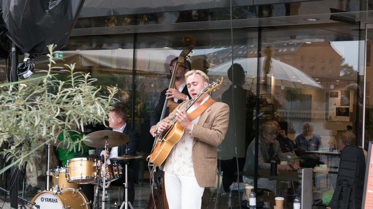 Guitaristen Johannes Wamberg  med trommeslageren Andreas Svendsen foran Den Sorte Diamant fredag. Foto: Jesper Egelund Pedersen