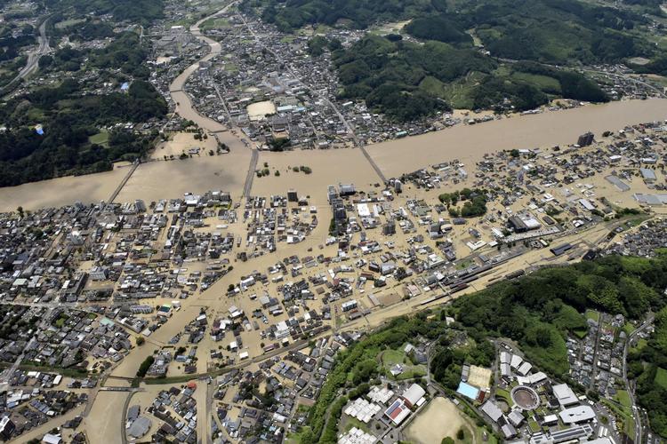 Kuma-floden er gået over sine bredder og har oversvømmet byen Hitoyoshi med mudder. Foto: Kyodo/Ritzau Scanpix