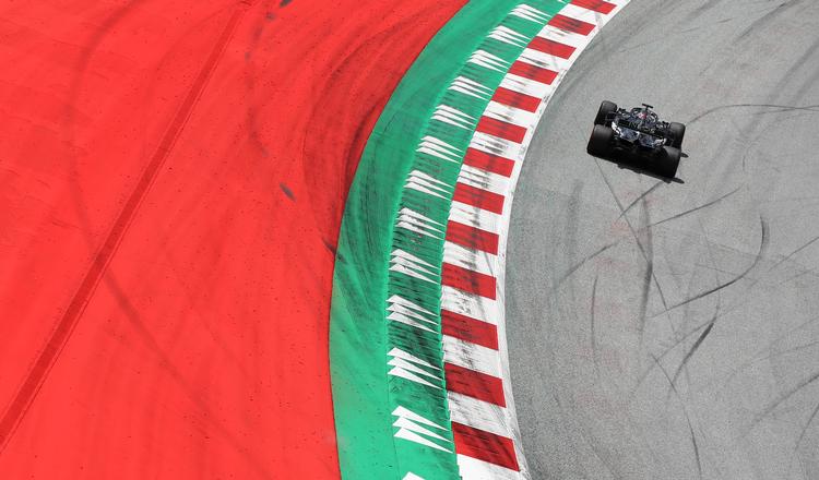 Lewis Hamilton og hans Mercedsesracer var hurtigst i begge fredagens træninger i Østrig. Foto: Pool/Ritzau Scanpix