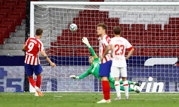 I andet forsøg scorede Alvaro Morata fra straffesparkspletten. Foto: Juan Medina/Ritzau Scanpix