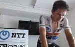 Ryan Gibbons kører sig på hometrainer i sit spanske domicil til sejr på 1. etape i Virtual Tour de France. 