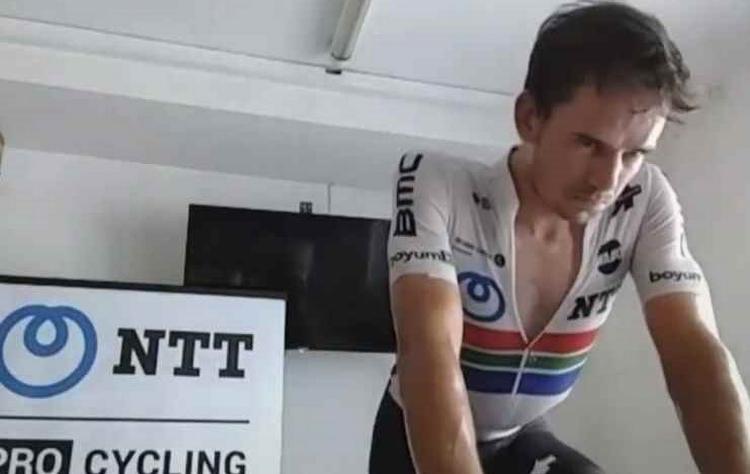 Ryan Gibbons kører sig på hometrainer i sit spanske domicil til sejr på 1. etape i Virtual Tour de France. 