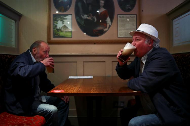 Tørstige englændere skyllede pints ned på  The Holland Tringham Wetherspoons pub i London efter tre måneders nedlukning. Foto: Hannah Mckay/Ritzau Scanpix