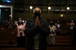 Det er især smitten  i Nord- og Sydamerika, som driver den alvorlige udvikling. Her afholder brasilianere gudstjeneste i en kirke i Rio de Janeiro efter kirkerne er åbnet igen.  Foto: Pilar Olivares/Ritzau Scanpix
