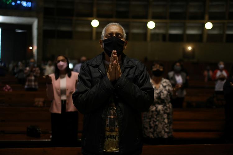Det er især smitten  i Nord- og Sydamerika, som driver den alvorlige udvikling. Her afholder brasilianere gudstjeneste i en kirke i Rio de Janeiro efter kirkerne er åbnet igen.  Foto: Pilar Olivares/Ritzau Scanpix