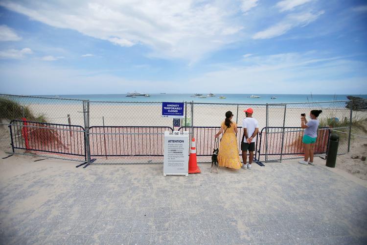 En del af stranden i Miami i Florida er lukket på grund af risikoen for corona-smitte. Foto: Cliff Hawkins/Ritzau Scanpix