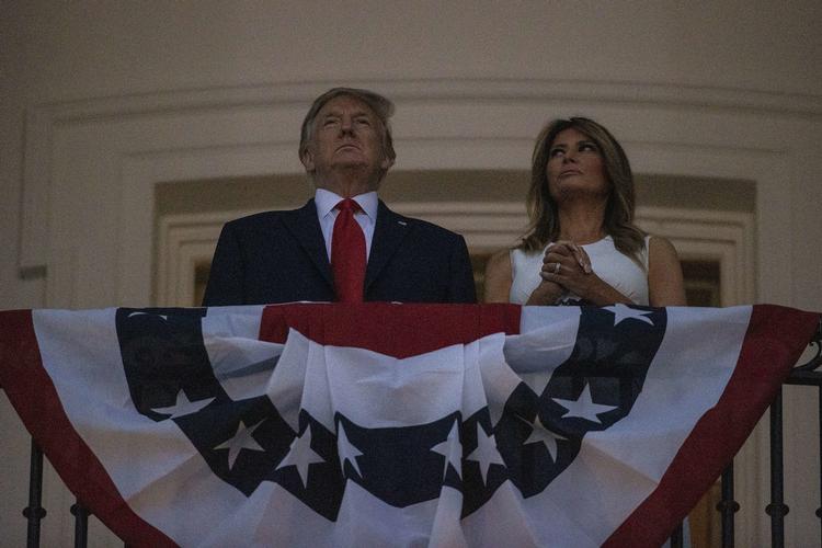 Donald Trump og førstedame Melania Trump ser fyrværkeriet i Washington D.C. i anledning af den amerikanske uafhængighedsdag. Foto: Tasos Katopodis/Ritzau Scanpix