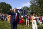 Donald Trump og førstedame Melania Trump deltog i festivitas på plænen ved Det Hvide Hus. Foto: Tasos Katopodis/Ritzau Scanpix