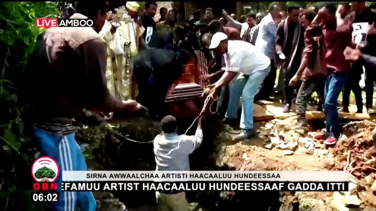 Flere tusinde mennesker var samlet, da sangeren Haacaaluu Hundeessaa blev lagt i jorden. Foto: Handout/Ritzau Scanpix